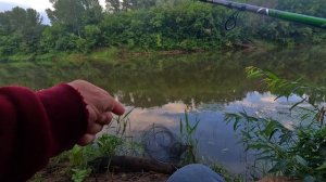 Рыбачим с Рыжиком под дождем и громом.