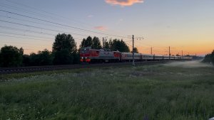 «Туманным вечером» Электровоз ЭП2К-466 с пасс.поездом на перегоне, июнь 2026 года
