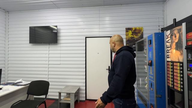 Помещение с низким потолком, концепция оборудования помещения. смотреть онлайн