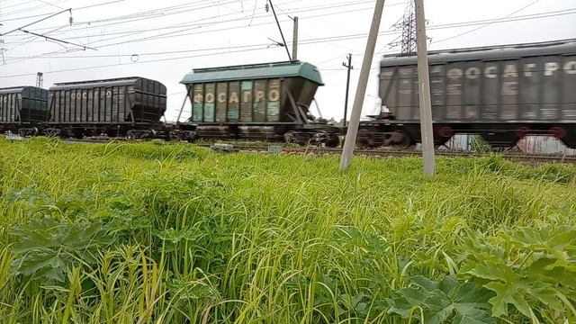 2ЭС5К-372
с грузовым поездом проезжает мимо смотреть онлайн