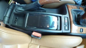 Беспроводная зарядка + 12V розетки в автомобиле BMW e46