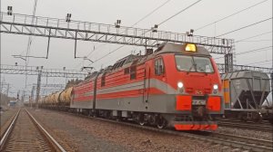 Электровоз 2ЭС4К - 145 «ТрансОйл» с поездом из цистерн в дождь
