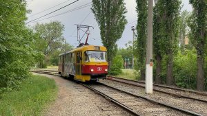 «В граффити» трамвай Tatra T3SU №98 в Волжском, май 2026 года