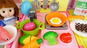 Кухонная тележка и игрушки для кукол- сюрпризов