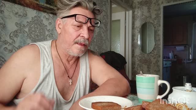 ЖЕНА ПРИГОТОВИЛА ЗАВТРАК, а что на кухне, идем смотреть смотреть онлайн