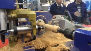 Токарный центр с ЧПУ Beaver 15D4 на выставке WOODEX 2017. Демонстрация точения спирали