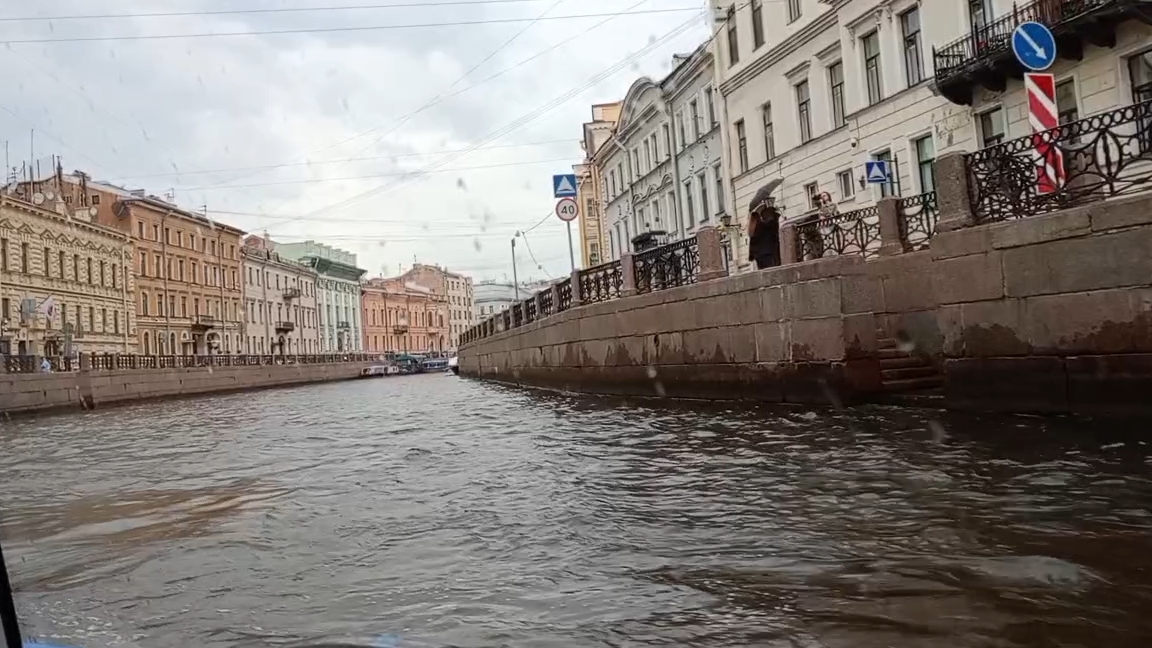 Прогулка на катере по каналам в Санкт-  Петербурге с девятимесячным ребëнком. Из архива за 2024 год.