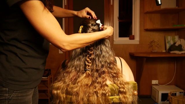 Дождливый день в деревянном домике - заколочки и косички АСМР