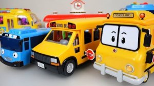 Играем в игрушечные автобусы с колесиками