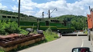 2ЭС4К-055 «Дончак» с грузовым поездом