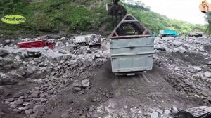 Строительство, экскаватор копает песок