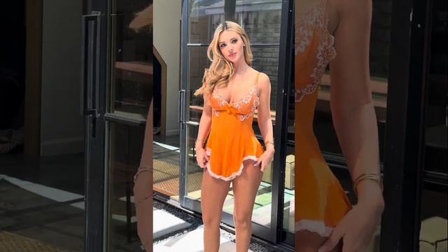 Marie_Walks___Modeling_Daytime,_Date_Night_And_Baby_Doll_Outfits смотреть онлайн