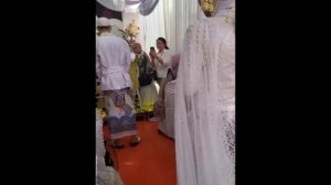 В Индонезии жених впервые увидел невесту уже на самой свадьбе.