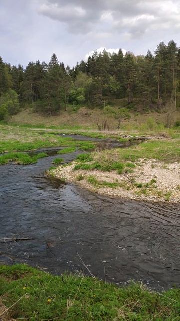 Едем к Красному водопаду вдоль изгиба реки