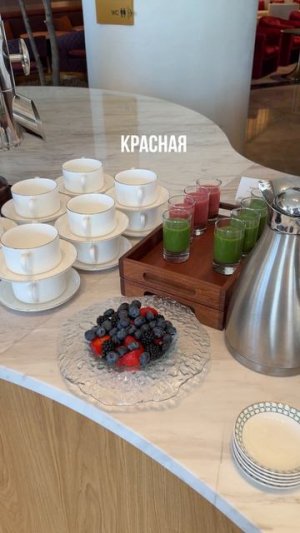 На этом завтраке была даже красная икра. Но стоит ли он своих денег? #отдых #путешествия #москва
