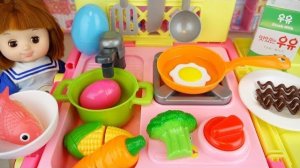 Кукольная кухня, приготовления еды, игра с Киндер сюрпризом, домик для маленькой куклы