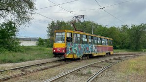 «В граффити» трамвай КТМ-5М3 (71-605) №157 в Волжском, май 2026 года