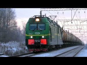 «Все еще зеленый» 2ЭС4К-042 «Дончак» с грузовым поездом