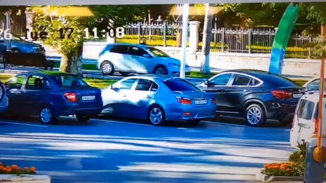 В Ессентуках водитель сократил путь через тротуар смотреть онлайн