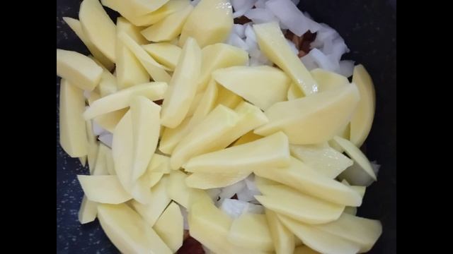 Вкусная свинина с грибами, картофелем, пряностями. смотреть онлайн