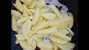 Вкусная свинина с грибами, картофелем, пряностями.