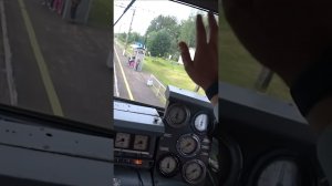Машинист Поезда машет детишкам, которые смотрят проезжающие поезда 🥰 #поезда #железнаядорога
