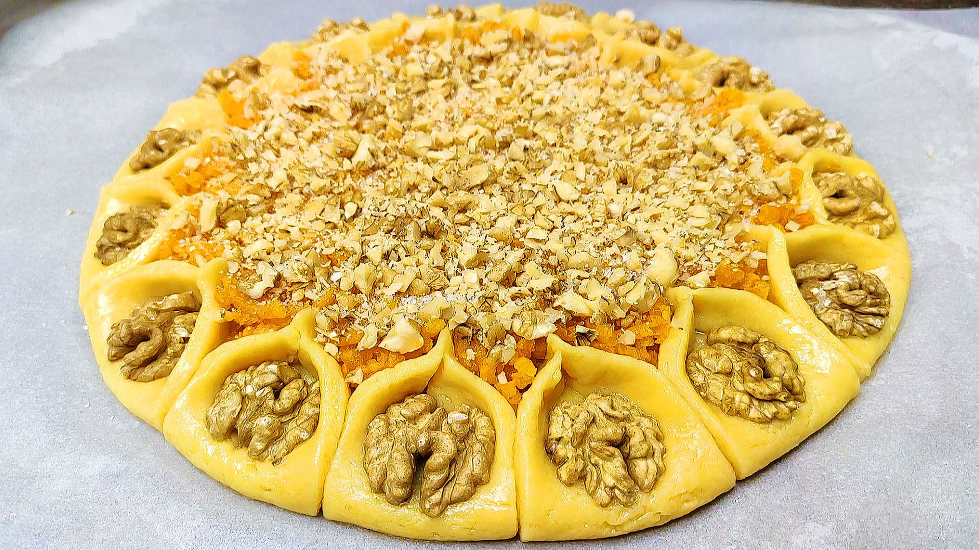 В гостях подали оригинальный песочный пирог к чаю, с орехами и курагой: теперь готовлю так-же. смотреть онлайн