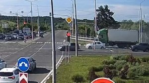 В Белгороде БПЛА ВСУ атаковал грузовик на городской улице, водитель погиб на месте.