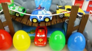 Полли тачки играют в автомобильные игрушки