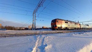 ТЭП70БС-324. Отправление с двухэтажным экскурсионным поездом.  Петрозаводск. Приветливая бригада.