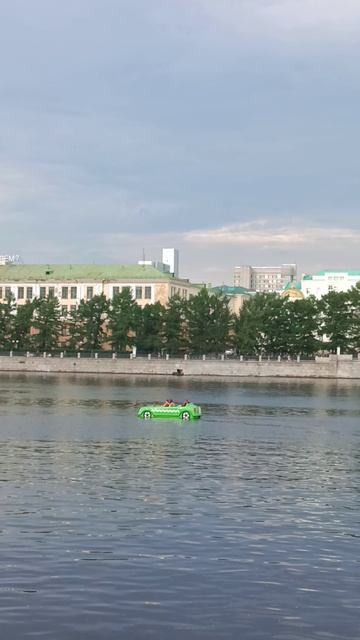 Катамаран-машинка на городском пруду Екатеринбурга