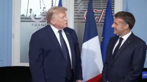 Трамп приветствует Макрона самым презрительным рукопожатием в американской/французской истории.

🤣