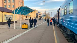 На поезде в Монголии - прибытие на станцию Дархан | Вид из окна поезда на степь [май 2023]