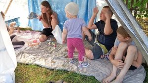 Дети играют в шалаше ⛺😀🤩