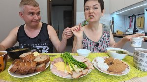 Мукбанг имея МОЗГИ, можно везде неплохо УСТРОИТЬСЯ! Заработок на ПОДПИСЧИКАХ! Семейный обед в России