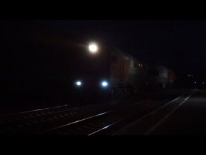 Тепловозы 2ТЭ116У-0284 и 2ТЭ10М-3389. Летящая двойная тяга на подъёме.