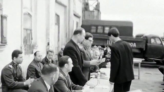 1967 год. Тюмень. Молодые шоферы получают ВУ