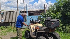 Во дворе у родителей кипит работа: каждый занят делом, а шутки и споры не смолкают!