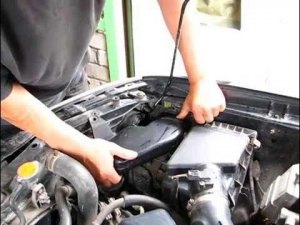 SUBARU Forester SG5. Замена лампочки ближнего света в правой фаре