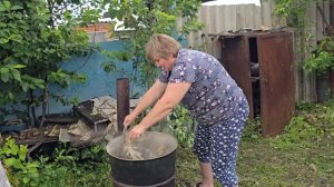 Деревенские хлопоты у родителей: петухи, дождь, солнце и помощь по хозяйству.