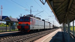 Электровоз ВЛ11.8-813/809Б с грузовым поездом