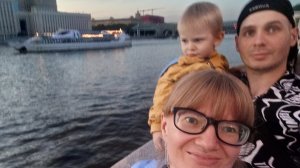 Маркушка - болтушка 🤗. Деловой такой вышел из кафе со стаканчиком 🙂. Прогулка в парке Горького.