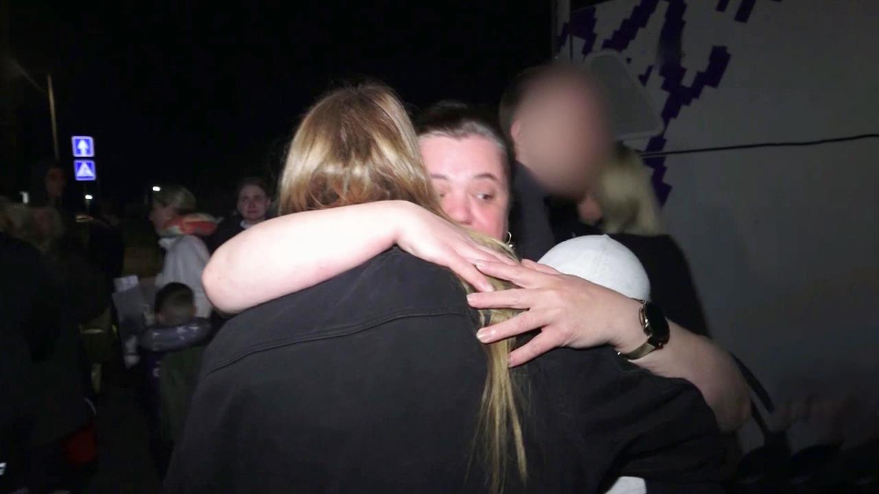 В Белоруссию вернулись дети, пострадавшие при ударе украинского дрона по автобусу. смотреть онлайн