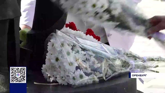 В ОРЕНБУРГЕ ВОЗЛОЖИЛИ ЦВЕТЫ К ПАМЯТНИКУ МЕДИКАМ