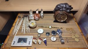 Что можно купить на практически пустой барахолке, часы, золото, игрушки, монеты