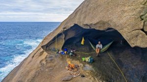 Поход с ловлей рыбы и приготовлением пищи в морской пещере.