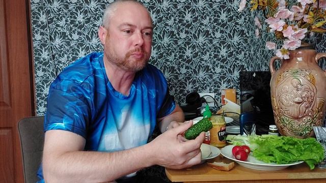 Мукбанг. Сардельки из аэрогриля, варёные яйца и блюдо зелени. Еда на камеру. смотреть онлайн