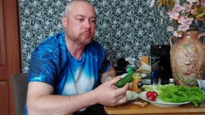 Мукбанг. Сардельки из аэрогриля, варёные яйца и блюдо зелени.  Еда на камеру.