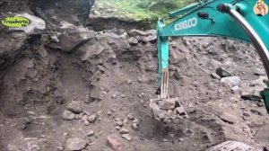 Строительство, экскаватор копает песок