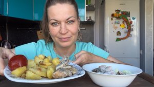 МУКБАНГ КАРТОШКА С САЛОМ И ЛУКОМ/РЫБКА/САЛАТ/MUKBANG ЕДА ОБЖОР